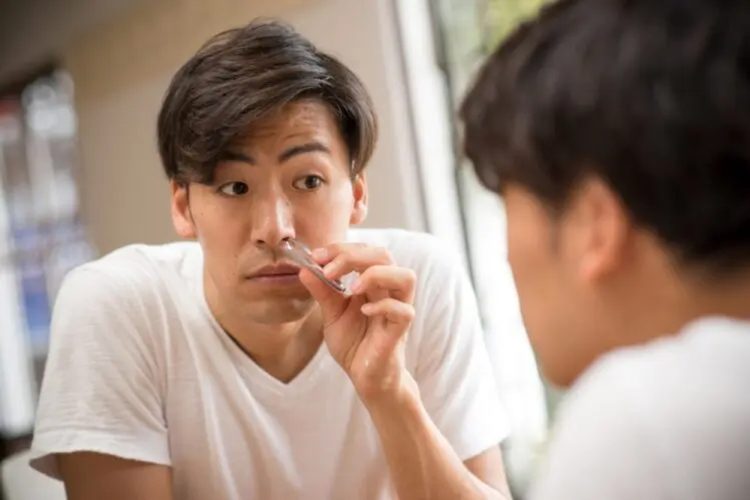 鼻毛を抜くのはダメ！その理由とは？